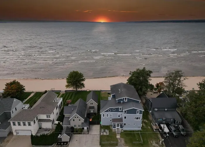" The Penthouse" Historic Oneida Lakefront Condo 5