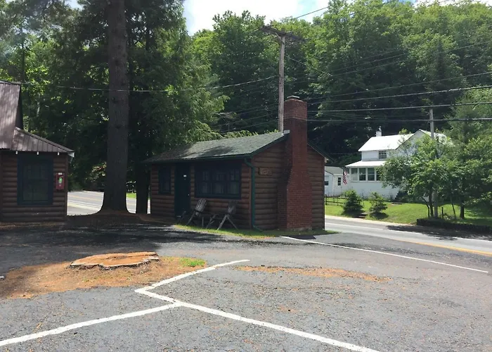 Pine Knoll Hotel Lakeside Lodge & Cabin